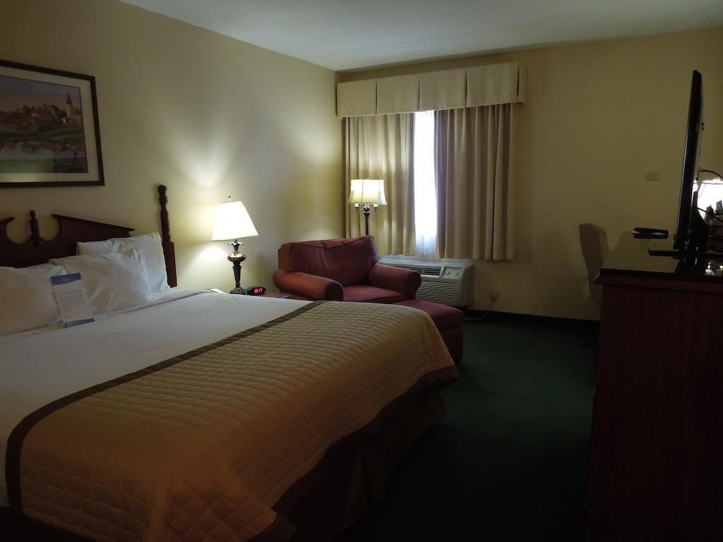 Baymont By Wyndham Louisville Airport South Room photo