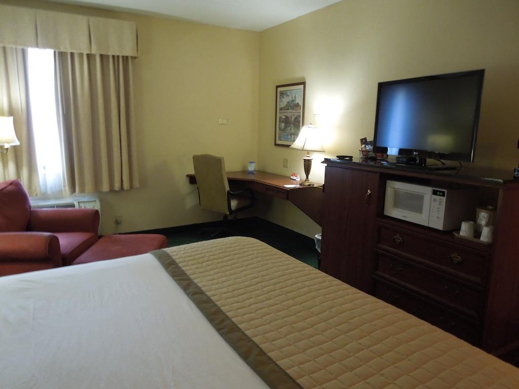 Baymont By Wyndham Louisville Airport South Room photo